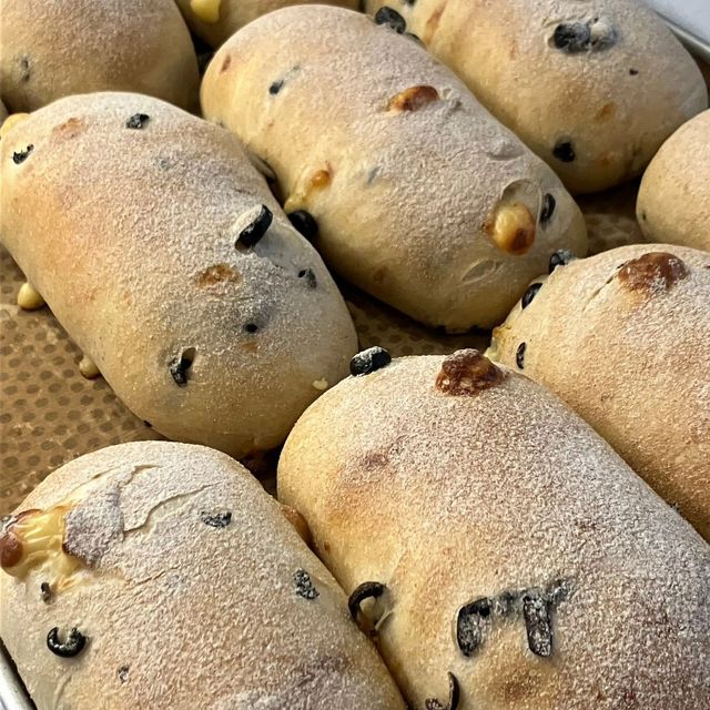 올리브 치아바타 같은 식사빵부터 단과자빵, 조리빵, 쿠키, 타르트, 케이크 등 다양한 베이커리 메뉴가 준비됐다. / 이미지 출처: 데미안 인스타그램