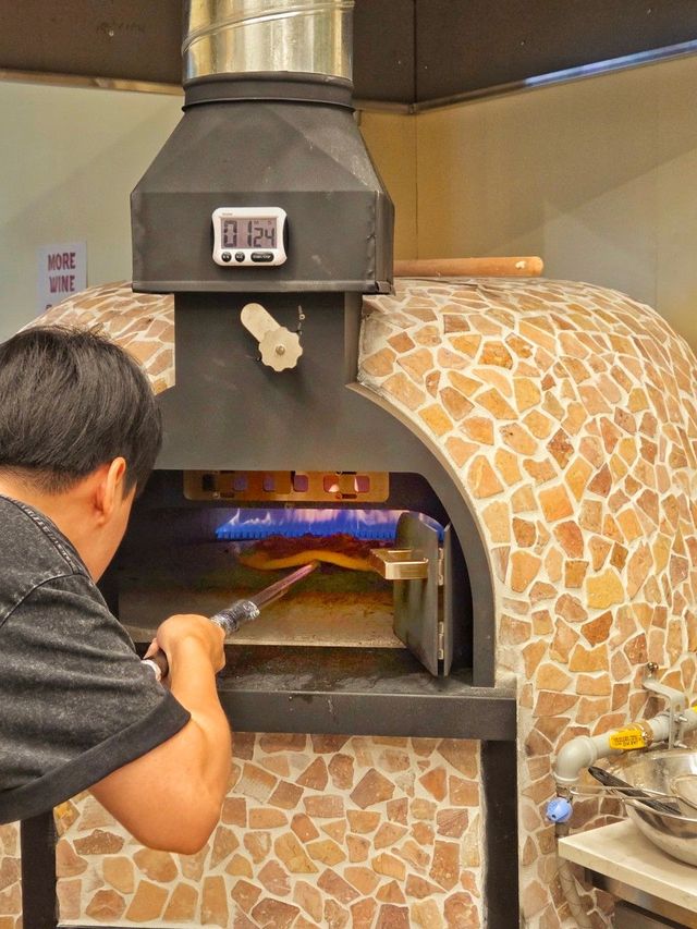 매장 내 화덕에서 구워 서브하는 피자 맛이 일품이다. / 출처: 오비스트로 금천 네이버지도 업체 제공