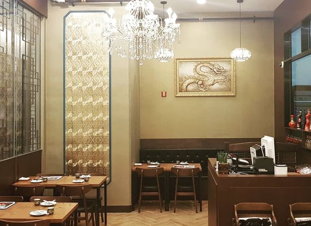 금빛 벽 장식과 샹들리에가 화려한 분위기를 자아낸다. / 출처: 카오룽 네이버지도 업체 제공