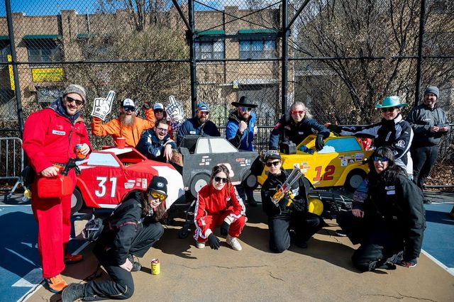 카트 콘셉트에 충실한 퍼레이드급 퍼포먼스가 거리 곳곳을 채운다. / 출처: 이디오타로드 공식 인스타그램(@idiotarodnyc)