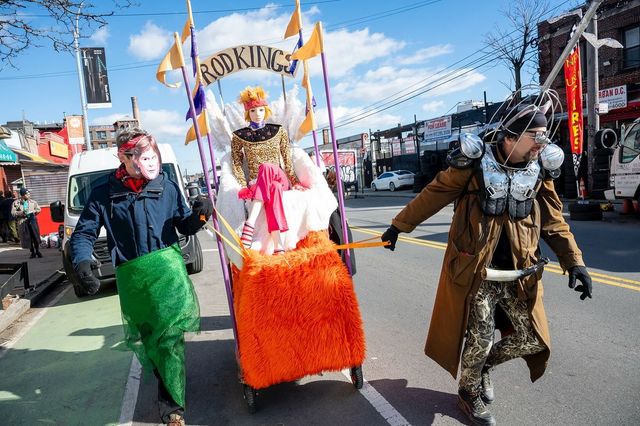 각 테마 별로 꾸민 쇼핑 카트와 코스튬 차림의 참가자들이 도시를 무대로 레이스를 펼친다. / 출처: 이디오타로드 공식 인스타그램(@idiotarodnyc)
