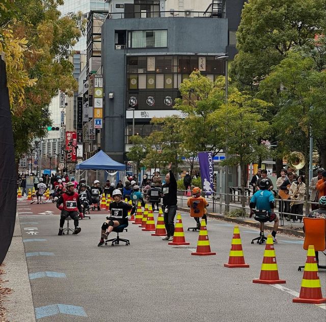 바퀴 달린 사무용 의자를 타고 도로를 질주하고 있다. / 출처: 이수-1 그랑프리 공식 인스타그램(@isu_1gp) 