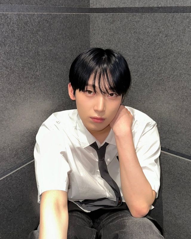 하얗고 말간 피부를 자랑하는 엔하이픈 선우 / 이미지 출처: 인스타그램 @enhypen@