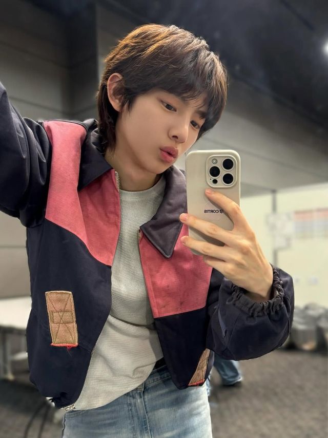 레귤러한 핏에 컬러와 패턴을 더하면 주훈만의 봄 스타일링 가능 / 이미지 출처: 코르티스 SNS 및 위버스.