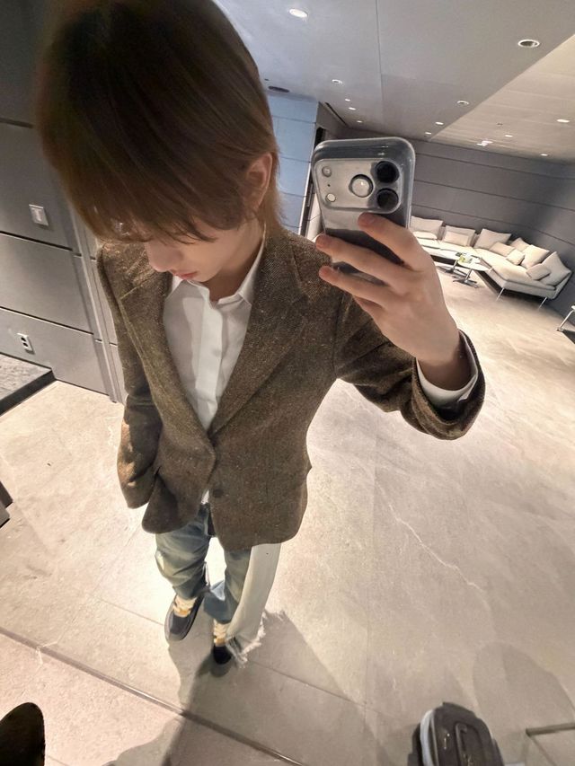 화이트 셔츠 하나만 있으면 주훈의 클래식한 스타일링 손민수 가능 / 이미지 출처: 코르티스 SNS 및 위버스.