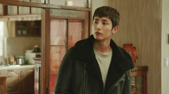 tvN 월화드라마 '일리있는 사랑'에서 반하트 디 알바자의 무스탕 자켓을 입은 이수혁의 모습. / 이미지 출처: tvN.