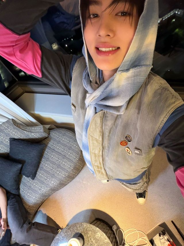 성현을 참고한 봄 스타일링의 포인트는 스카프 / 이미지 출처: 코르티스 SNS 및 위버스.