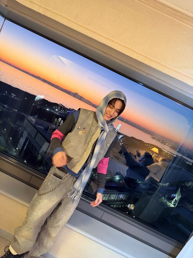 성현을 참고한 봄 스타일링의 포인트는 스카프 / 이미지 출처: 코르티스 SNS 및 위버스.