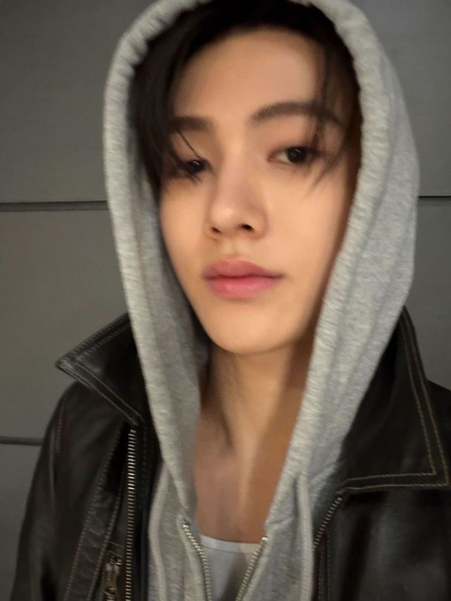 모자를 덮어 쓰는 모습이 자주 포착되는 후디 러버 성현 / 이미지 출처: 코르티스 SNS 및 위버스.