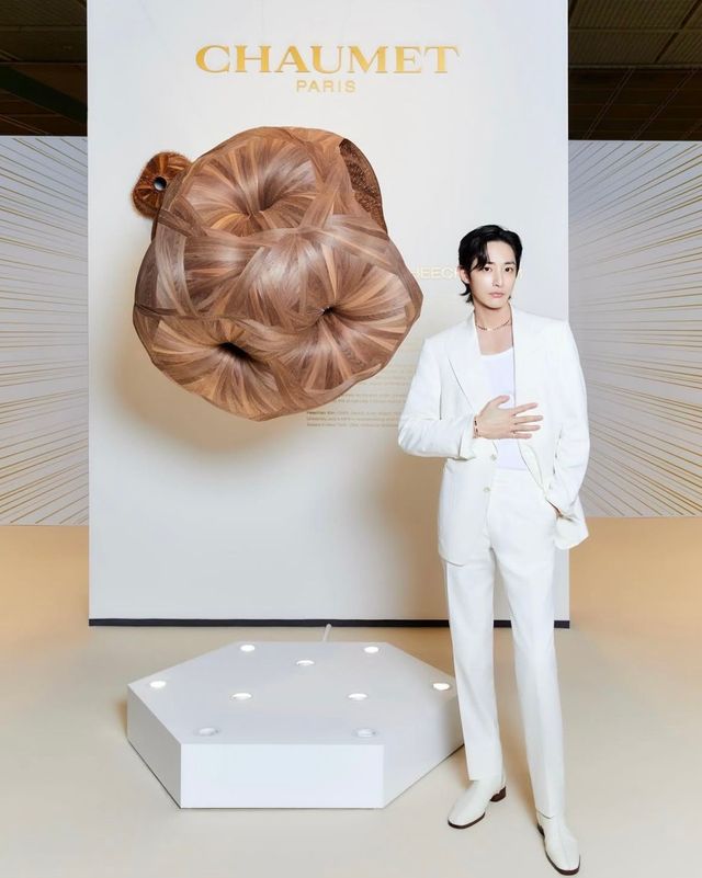 2024 쇼메 행사에 참석한 이수혁. 올 화이트의 수트를 입으며, 공간과 자연스럽게 묻어나는 느낌을 물씬 풍겼다. / 이미지 출처: 인스타그램 @leesoohyuck 