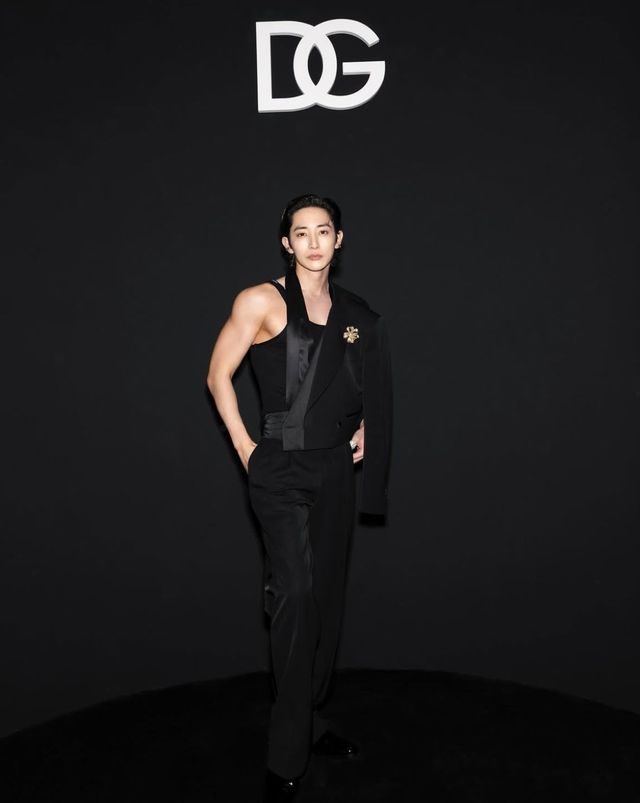 2025 S/S 돌체앤가바나 쇼에 깊게 파인 V넥 베스트와 피크드 라펠 디테일이 돋보이는 돌체앤가바나의 25 SS 컬렉션의 제품을 입고 나타난 이수혁. / 이미지 출처: 인스타그램 @leesoohyuck 