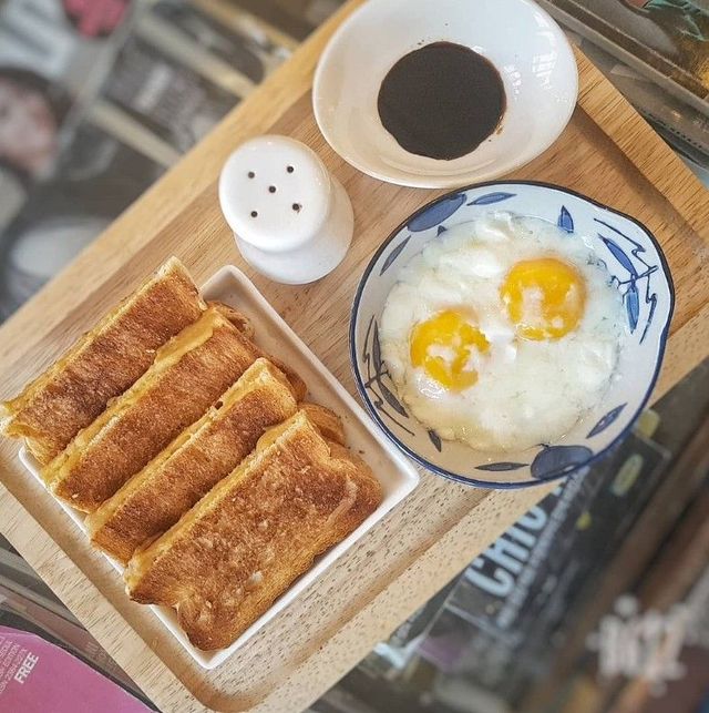 머라이언 카페의 카야 토스트와 반숙 달걀 세트 / 사진 출처: 디저트 머라이언 인스타그램