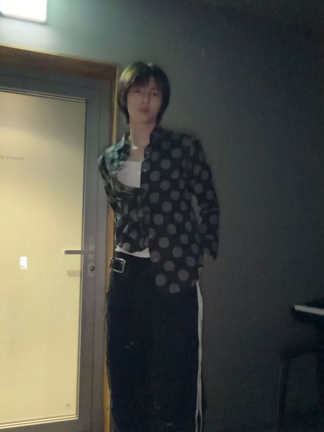 레귤러한 핏에 컬러와 패턴을 더하면 주훈만의 봄 스타일링 가능 / 이미지 출처: 코르티스 SNS 및 위버스.