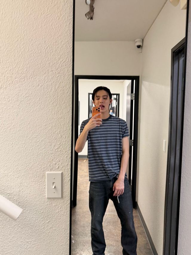 스트라이프 톱을 즐겨 입는 성현의 캐주얼한 스타일링 / 이미지 출처: 코르티스 SNS 및 위버스.