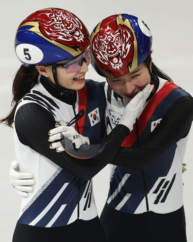 여자 1500m 결승에서 각각 금메달과 은메달을 획득한 김길리 최민정 선수/ 이미지 출처: 게티이미지 코리아 