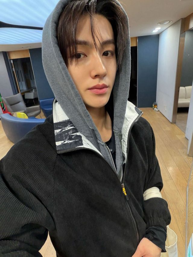 모자를 덮어 쓰는 모습이 자주 포착되는 후디 러버 성현 / 이미지 출처: 코르티스 SNS 및 위버스.