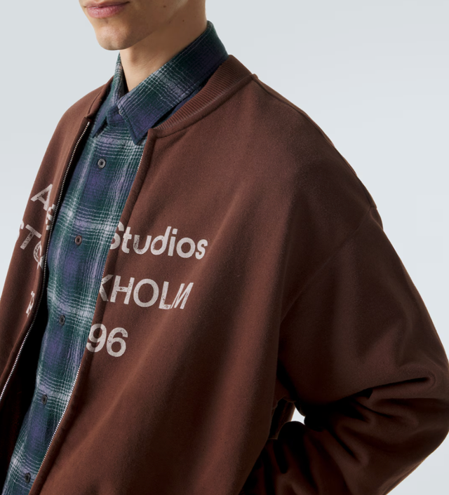 블렌드 코튼 재질로 제작된 은은한 광택의 아우터 / 이미지 출처: Acne Studio