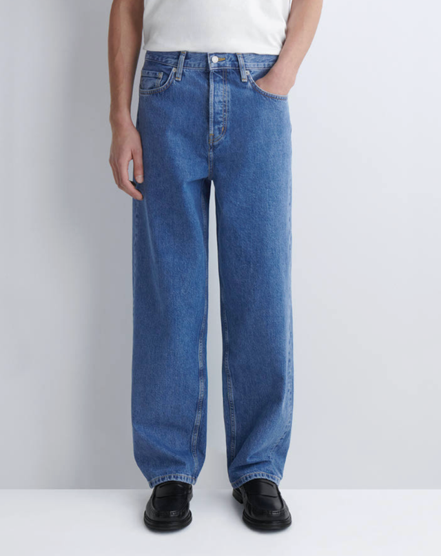 워크웨어 무드의 탑 스티치와 체인 스티치 디테일이 돋보인다 / 이미지 출처: COS 