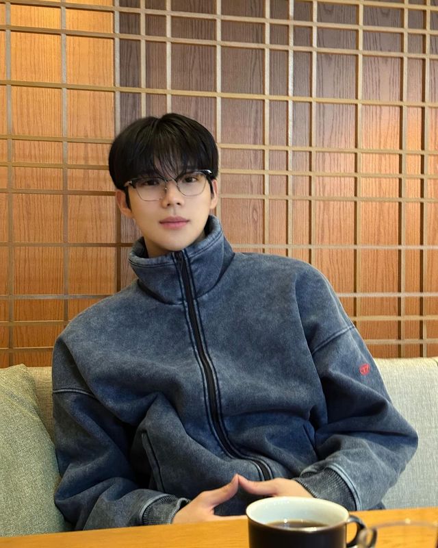 안경을 착용하고 카페에서 쉬고 있는 문상민 / 이미지 출처: 문상민 인스타그램 @_sangmxn_