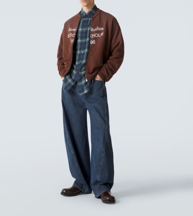 컬러감 있는 셔츠, 이너와 레이어드 하기 좋은 브라운 컬러의 아크네 스튜디오 스웻 짚업 / 이미지 출처: Acne Studio