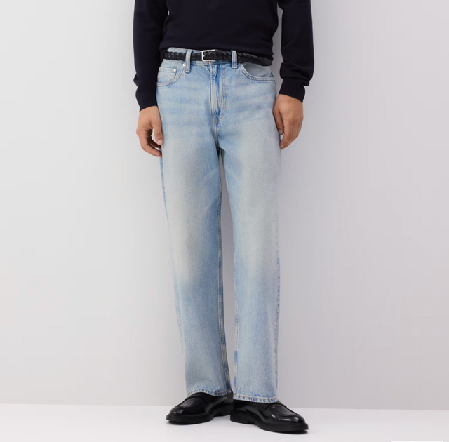 힙부터 하단까지 루즈핏으로 떨어지며, 밑위가 길고 다리 전체가 넉넉한 라운드 레그. 레귤러 웨이스트의 루즈핏 진 / 이미지 출처: H&M