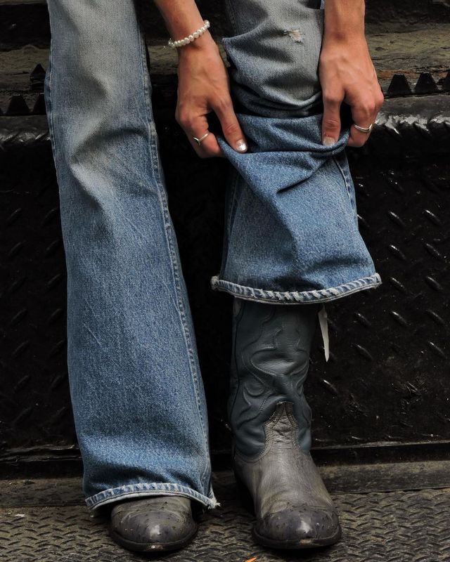 각양각색 슬림핏 팬츠 스타일링. 디테일은 바지 밑단과 슈즈에서 결정된다. / 이미지 출처: 인스타그램 @f1ssher @panegyrique_deladegenerescence @carlbarat78 @thehellp