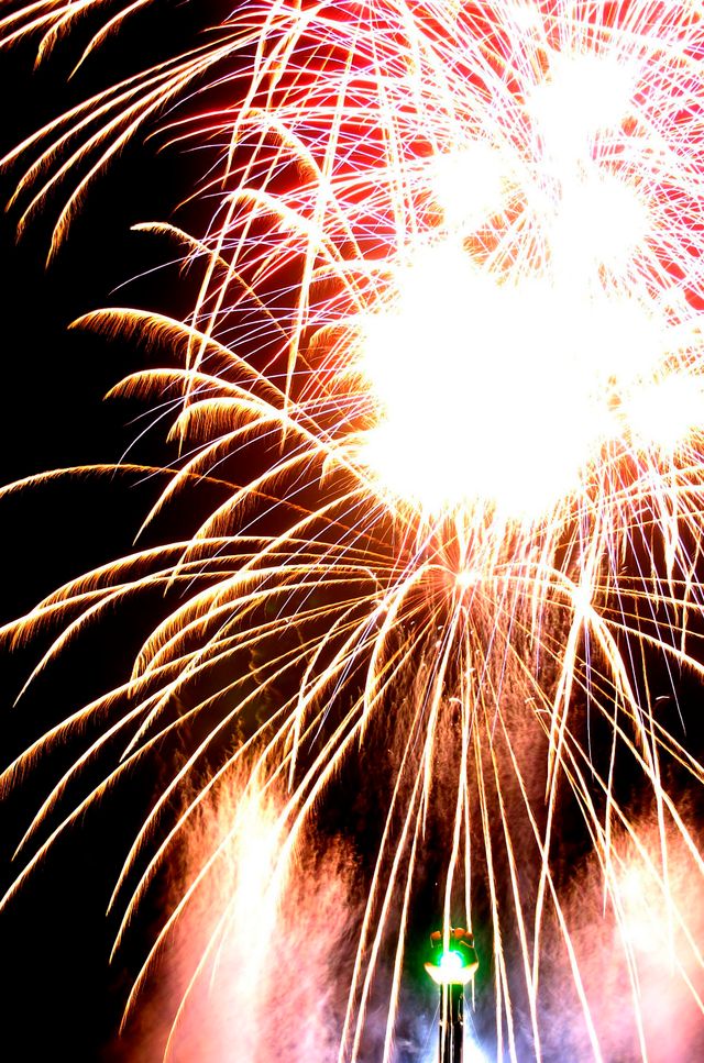 불꽃놀이와 함께 밤하늘로 흩어진 헌터 톰슨의 유골 | 출처: 게티이미지