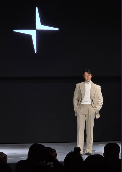 폴스타 코리아 앰배서더인 김우빈이 무대 위에서 포즈를 취하고 있다.