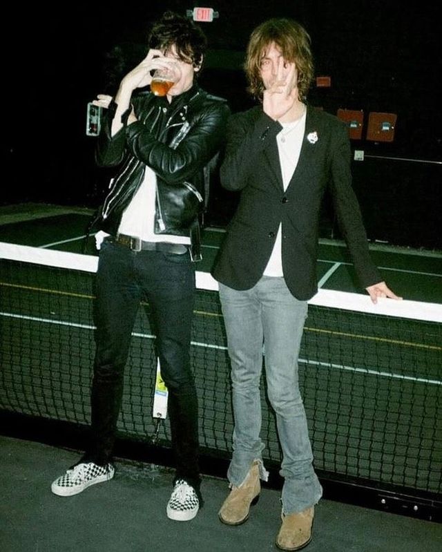 각양각색 슬림핏 팬츠 스타일링. 디테일은 바지 밑단과 슈즈에서 결정된다. / 이미지 출처: 인스타그램 @f1ssher @panegyrique_deladegenerescence @carlbarat78 @thehellp