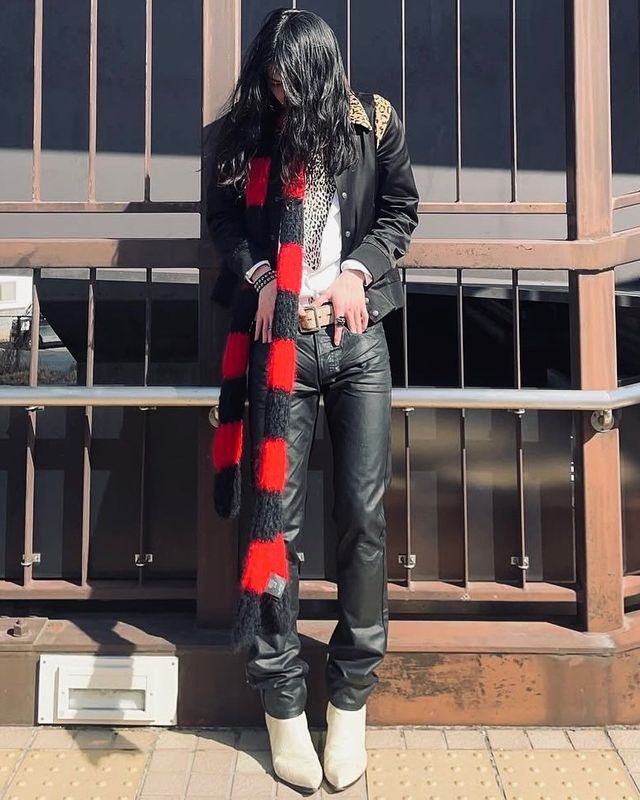 길게 늘어 뜨린 스카프, 볼드한 가죽 액세서리, 실버 아이템은 슬림핏 스타일과 매치했을 때 베스트. / 이미지 출처: 인스타그램 @hamo_damo @noise__cancel @panegyrique_deladegenerescence