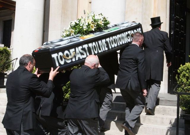 문구와 그림으로 장식한 말콤 맥라렌의 관 | 출처: 게티이미지