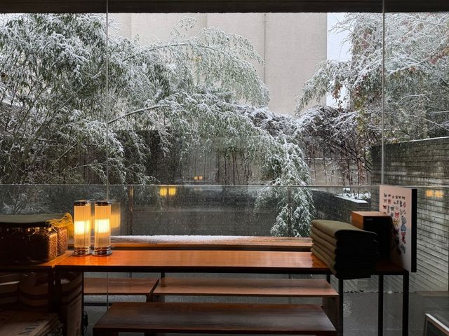 탁 트인 테라스 자리가 매력적이라 여름에도 겨울에도 늘 붐빈다. 이미지 출처 : 인스타그램 @core_espresso