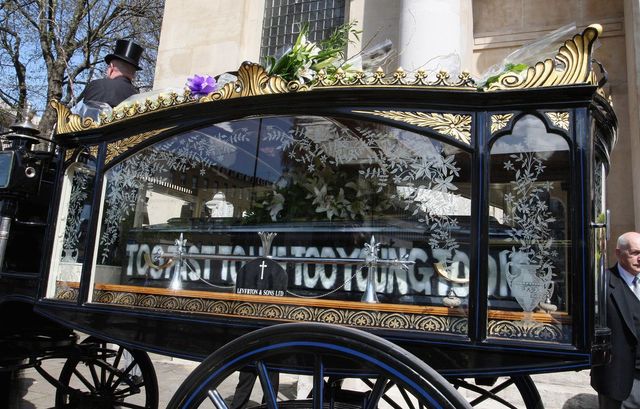 말콤 맥라렌의 관을 운구한 마차 | 출처: 게티이미지