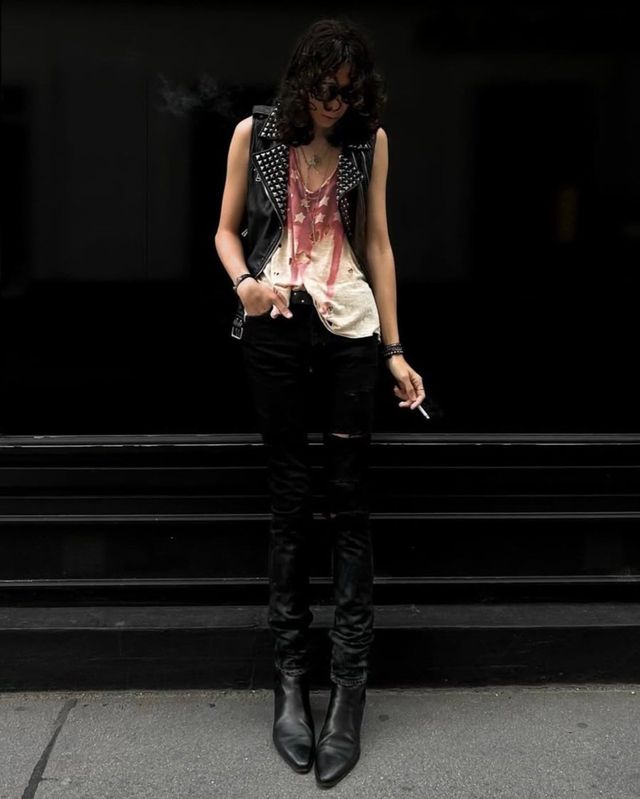 그런지 니트와 카디건, 베스트로 정리한 상의. 슬림핏과 매치했을 때 조화로운 실루엣을 자랑한다. / 이미지 출처: 인스타그램 @boneyardbuilder @noise__cancel @tim.iancurtis 