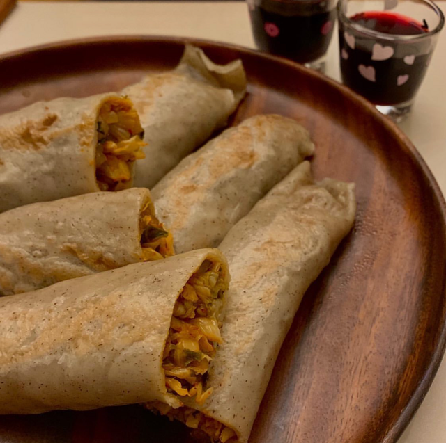 김치소를 넣어 말아낸 강원도에만 있는 시장 간식인 메밀 전병. 골목을 걸으며 먹기 좋다. / 이미지 출처: 내성집 인스타그램 @ns_zip 