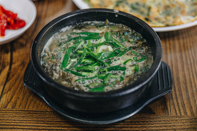 다슬기 해장국은 영월의 맑은 물길이 만든 대표 음식이다. 신선한 다슬기의 식감과 담백한 국물이 깊은 맛을 낸다. / 이미지 출처: 네이버 블로그 불친절한희준씨