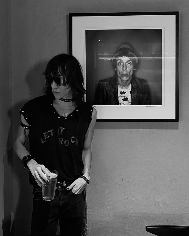 길게 늘어 뜨린 스카프, 볼드한 가죽 액세서리, 실버 아이템은 슬림핏 스타일과 매치했을 때 베스트. / 이미지 출처: 인스타그램 @hamo_damo @noise__cancel @panegyrique_deladegenerescence