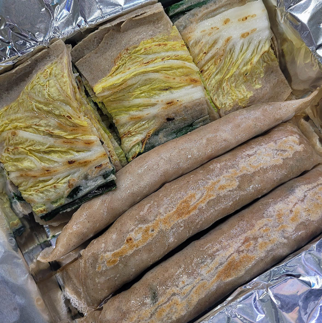 내성집의 대표 메뉴 메밀 부침개와 메밀 전병. 배달로도 현장의 맛을 느낄 수가 있다. / 이미지 출처: 내성집 인스타그램 @ns_zip 