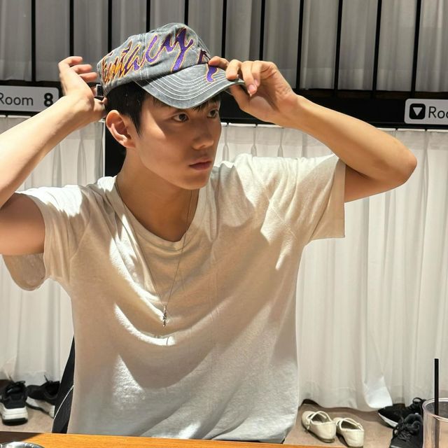 퍽스앤미니의 베이스볼 캡을 착용한 인탁 / 이미지 출처: 피원하모니 인스타그램 @p1h_official