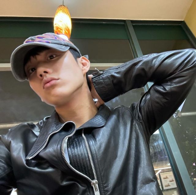 P.A.M의 제품에 빈티지 재킷을 매치했다 / 이미지 출처: 피원하모니 인스타그램 @p1h_official