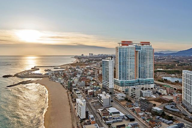 윈덤강원고성 전경. 봉포해변 도보 2분 거리에 위치해 있으며, 차로 설악산 국립공원, 양양국제공항, 속초고속버스터미널, 중앙시장까지 20분 안에 닿을 수 있다. 