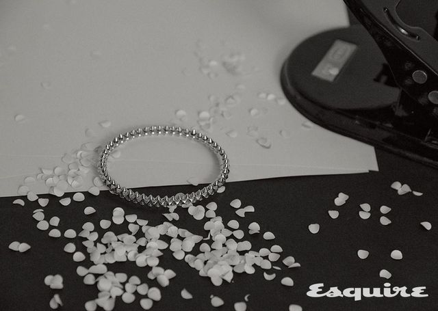 화이트 골드 클래쉬 드 까르띠에 미디엄 브레이슬릿.