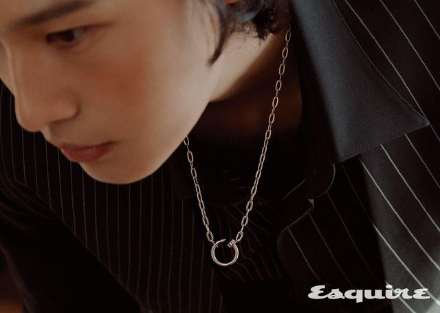 화이트 골드 저스트 앵 끌루 네크리스. 재킷, 셔츠 모두 어네스트 W. 베이커 by 10 꼬르소 꼬모 서울.