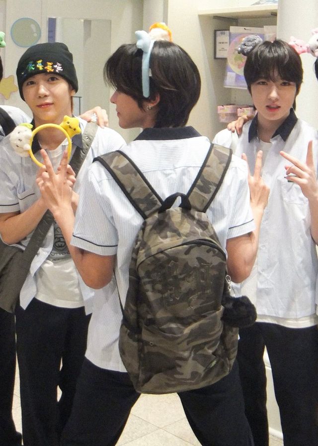 후드후드 백팩을 멘 엔시티 위시 리쿠 / 이미지 출처: 인스타그램 @nctwish_official