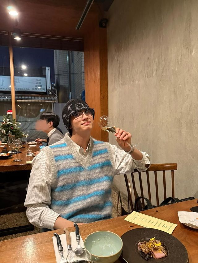 식당에서의 잔망스러운 김재원의 모습 / 이미지 출처: 인스타그램 @rlawodnjs_