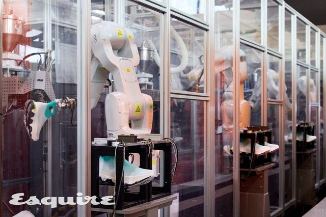 로봇들이 라스트를 들고 마치 춤을 추듯 선회하면 수분 만에 갑피가 완성된다. 