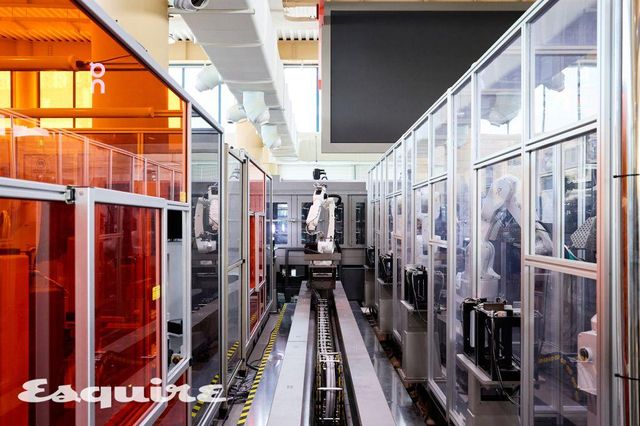 가운데에 있는 로봇이 선로 위를 열심히 돌아다니면서 스프레이 섹션에서 갑피가 완성된 신반을 받아 프린트 섹션으로 넘겨 준다. 