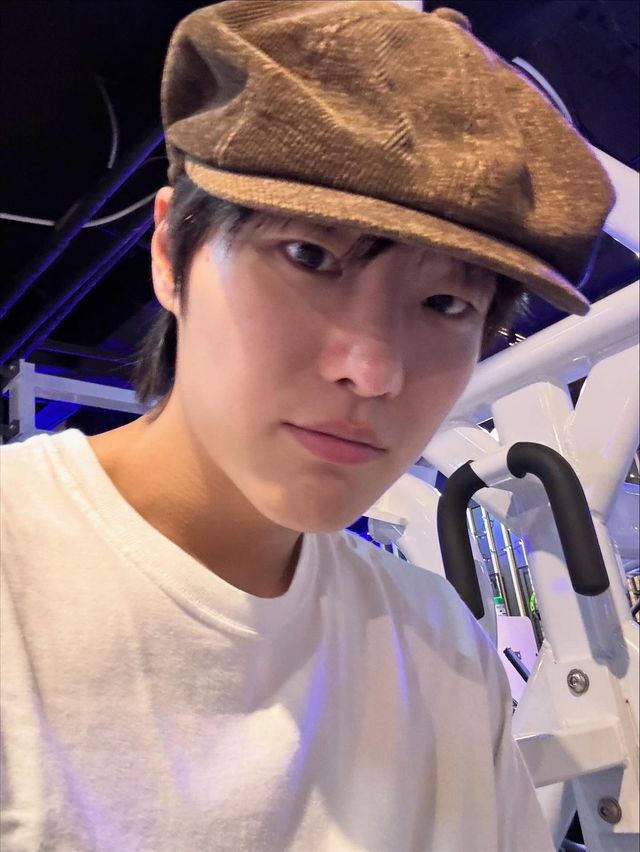 코듀로이 소재가 포인트인 베이커 보이캡 / 이미지 출처: 인스타그램 @woodz_dnwm