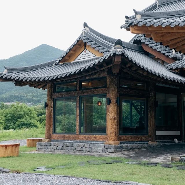 모던한 한옥 분위기의 영월 한옥 카페 팔괴리 / 이미지 출처: 인스타그램 @palgoeri_official 