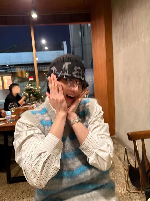 식당에서의 잔망스러운 김재원의 모습 / 이미지 출처: 인스타그램 @rlawodnjs_
